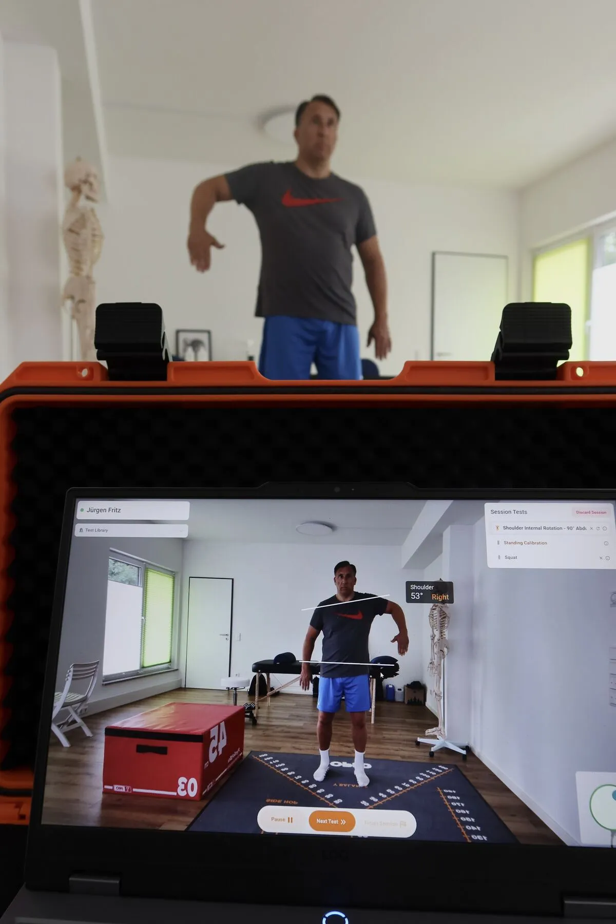 Laptop zeigt die Bewegungsanalyse eines Sportlers in Echtzeit