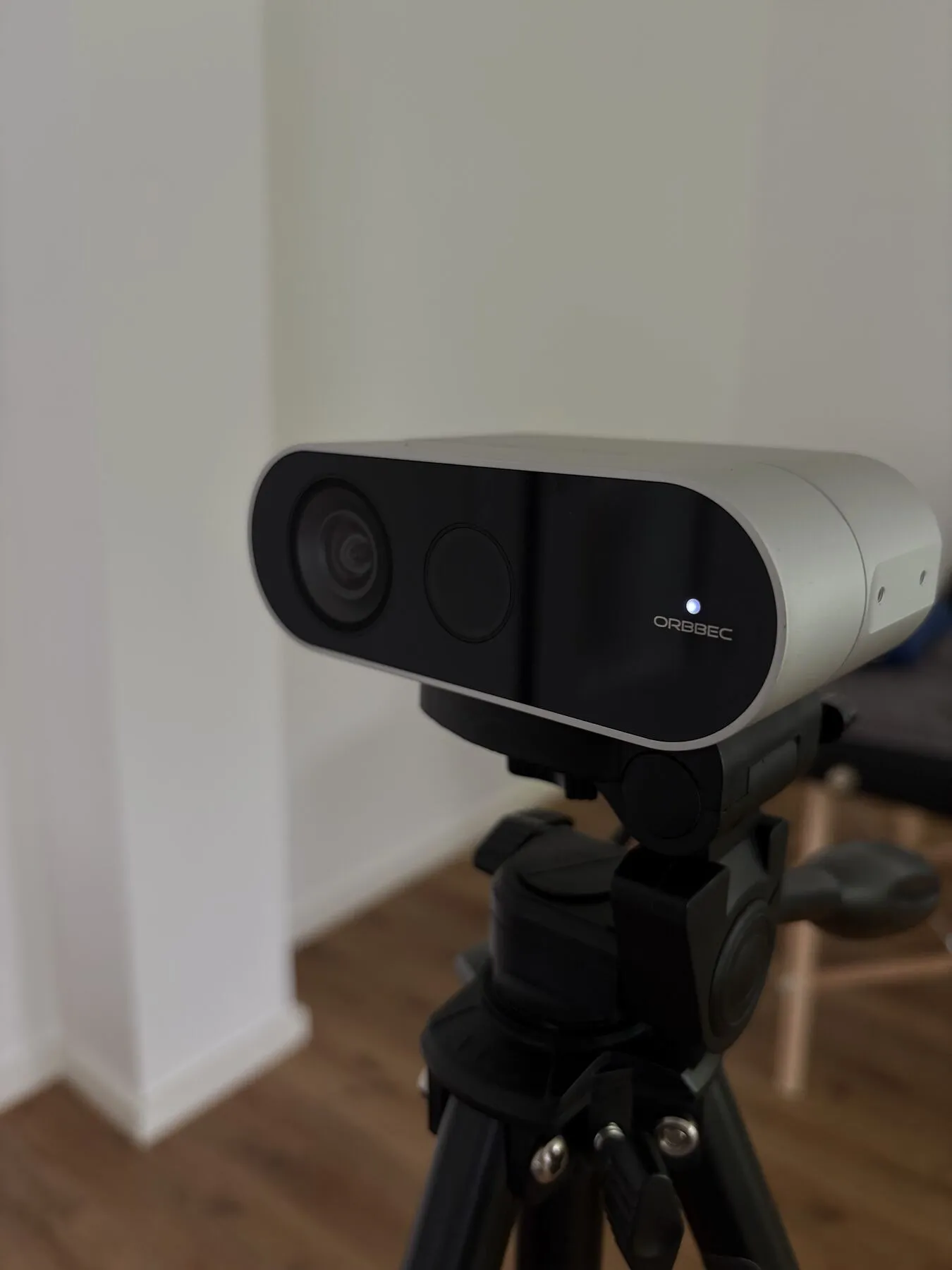 Orbbec-Tiefenkamera auf Stativ für die Bewegungsanalyse