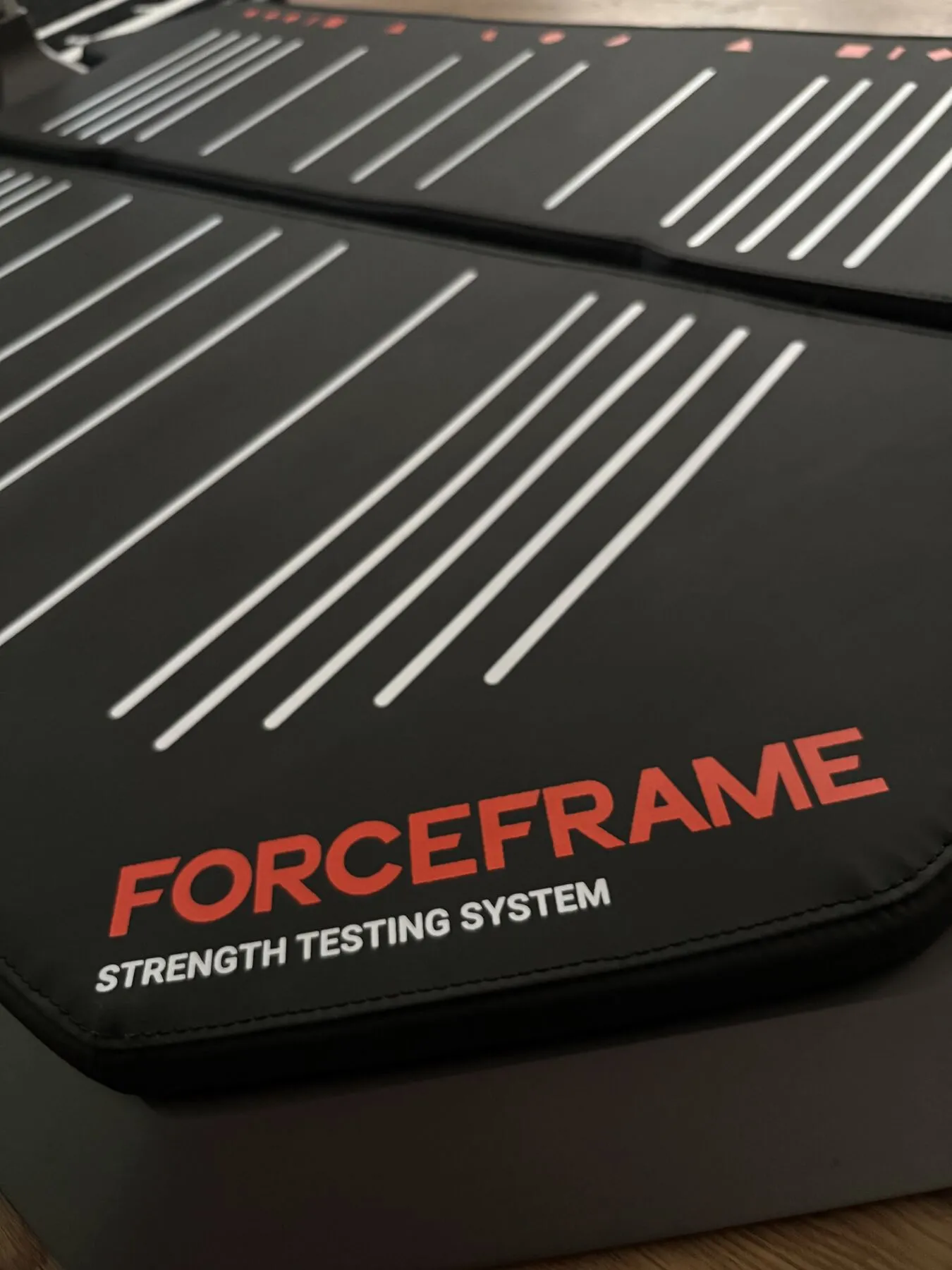 ForceFrame-Messmatte mit weißen Linien aus der Nähe