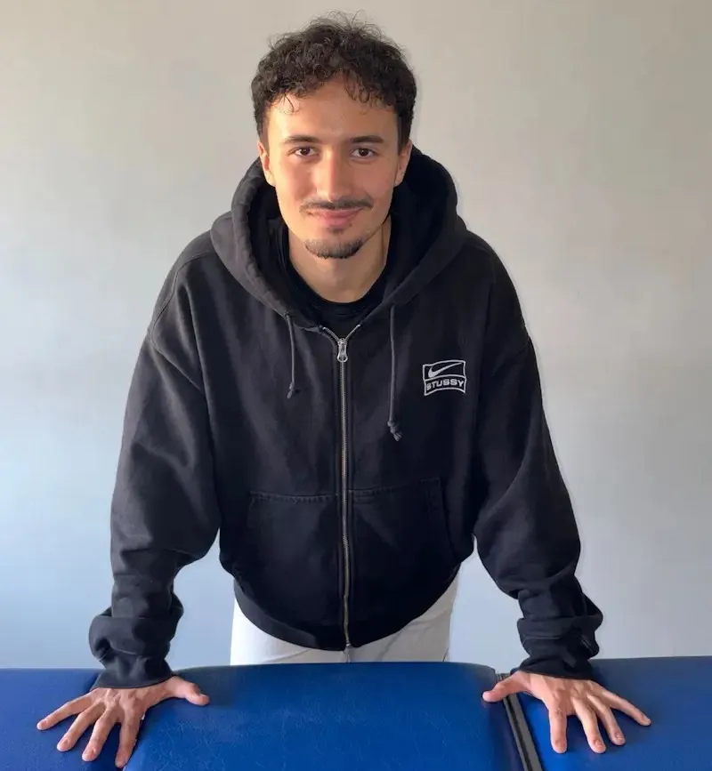Luca Marinelli, Physiotherapeut, gestützt auf eine Behandlungsliege