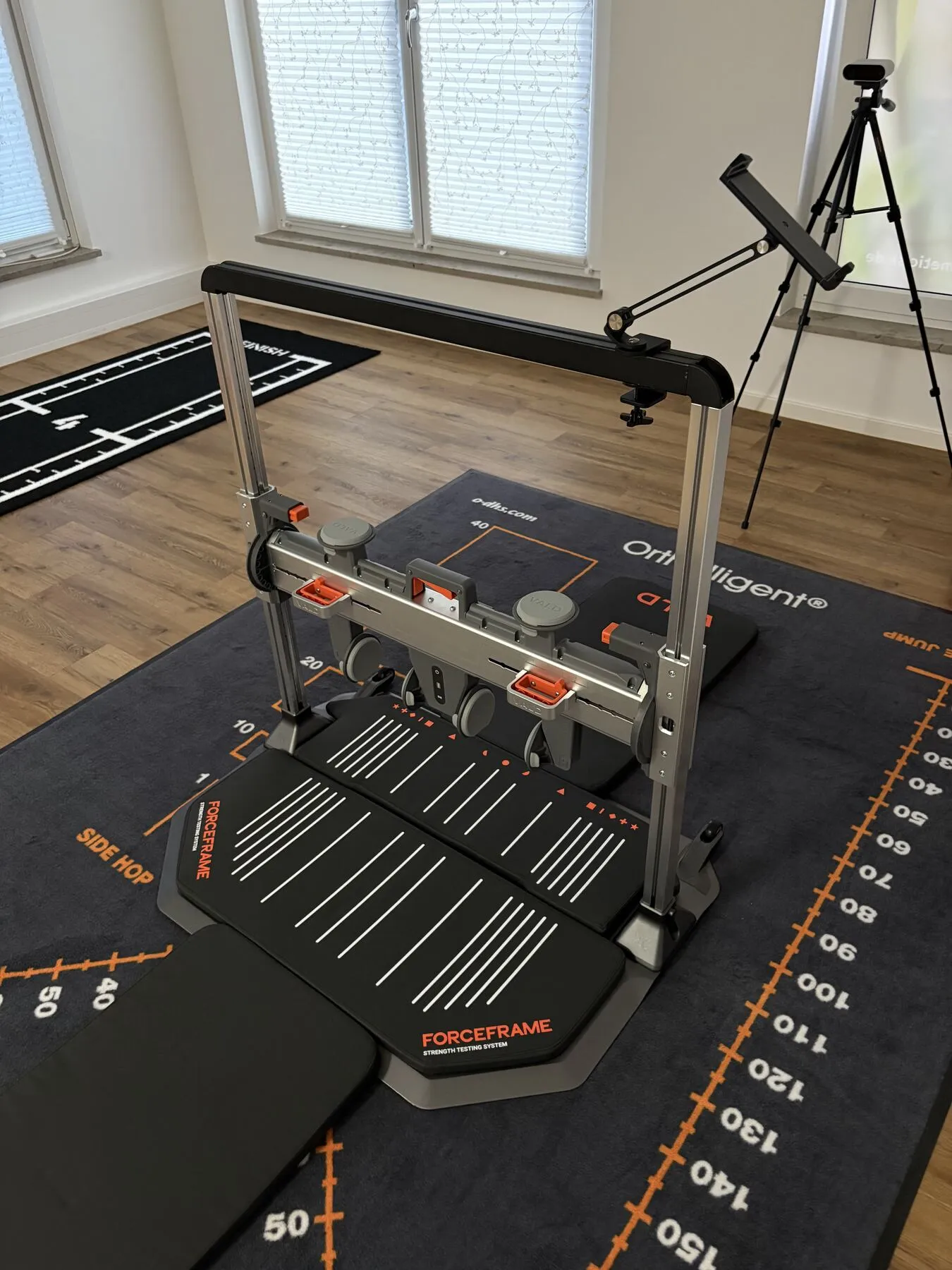 ForceFrame-Aufbau mit Tablet-Halterung und Kamera-Stativ im Diagnostikraum
