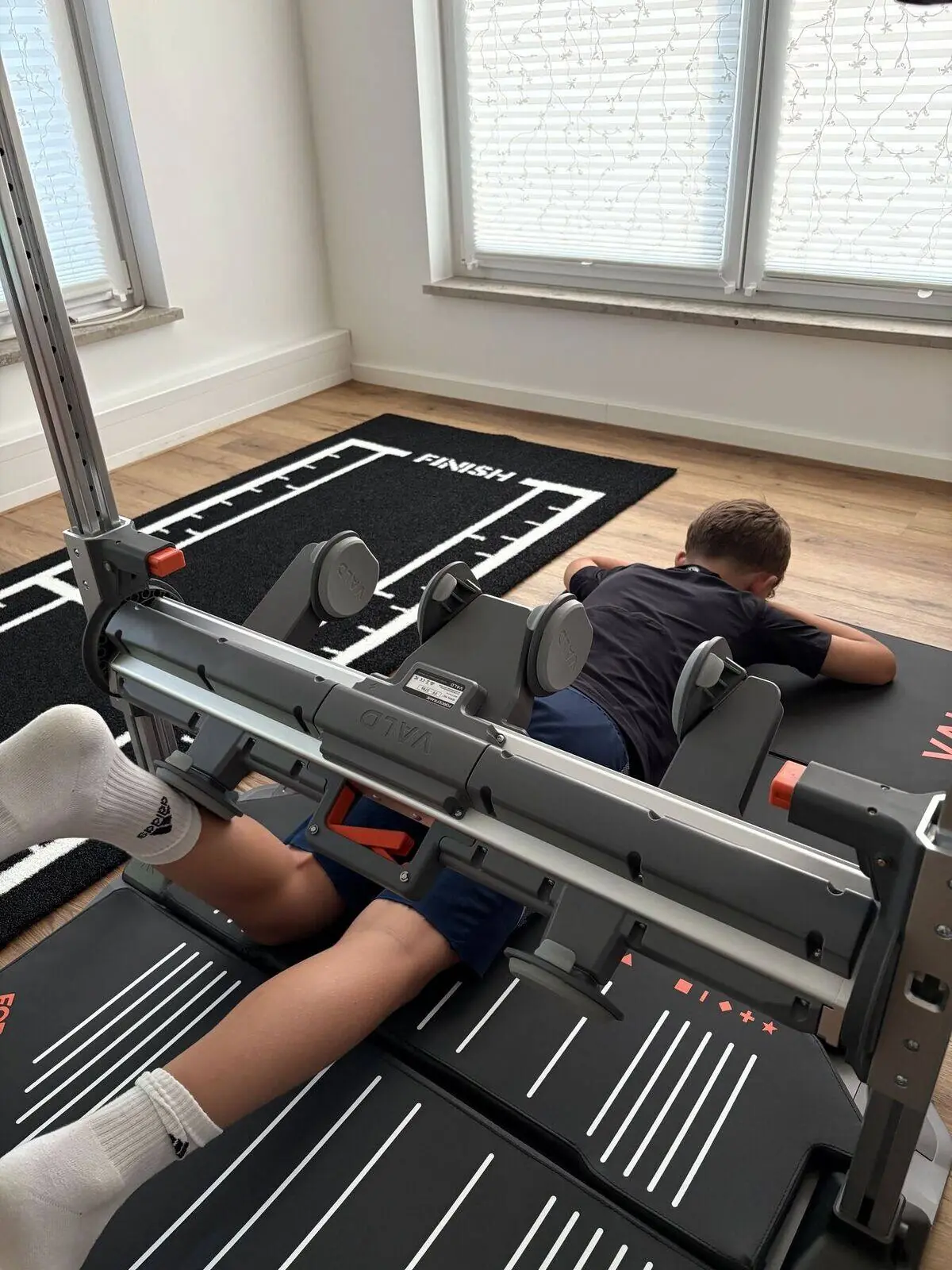 Sportler bei der Maximalkraft-Messung im ForceFrame