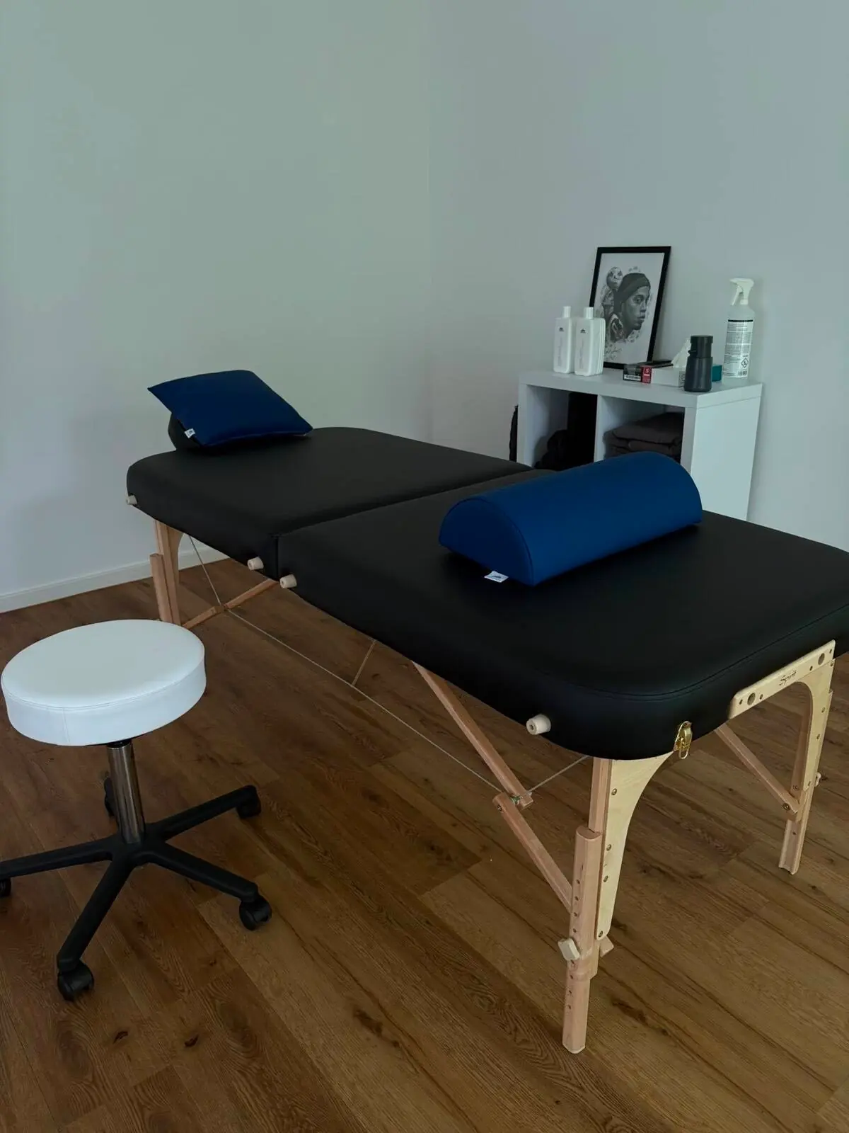 Behandlungsliege der Lumax-Praxis mit Lagerungsrolle